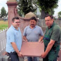 db_Ubergabe_der_Platte_Friedhofstor1